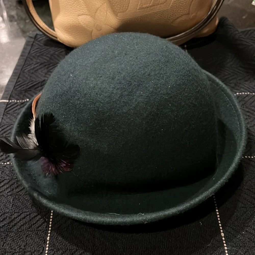 Green‎ women’s hat 100% wool feathers embellished